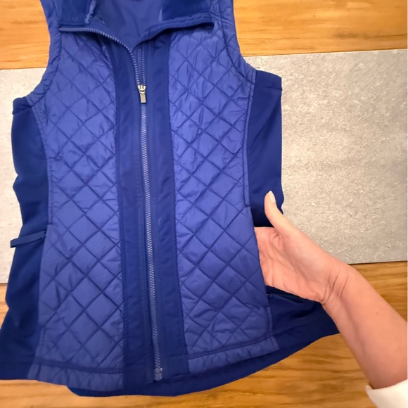 Athleta Blue Rockridge PrimaLoft Quilted Puffer Vest Size Medium - Picture 5 of 10